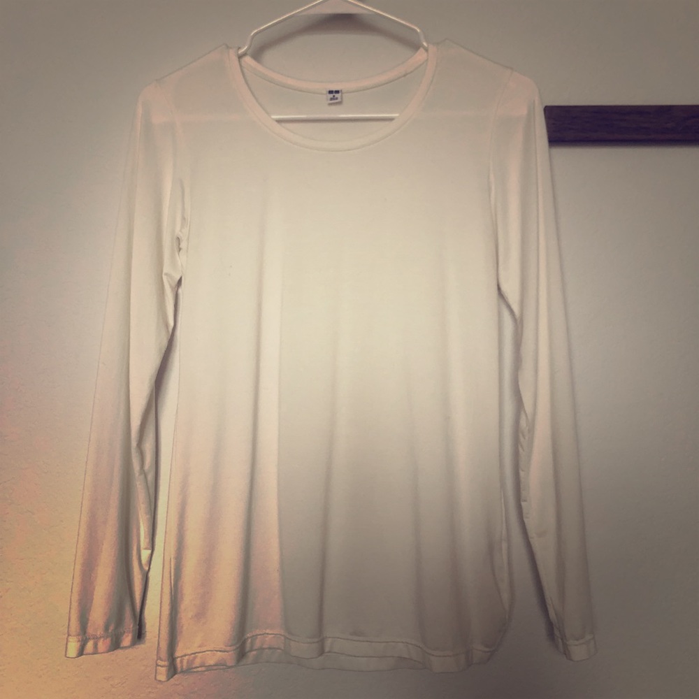White Uniqlo crew neck shirt